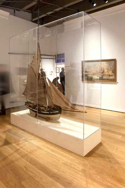 Très grande vitrine en plexi, montage avec profils Alu