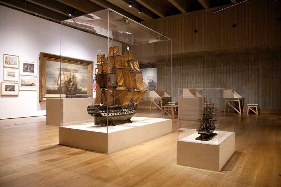 Très grande vitrine en plexi, montage avec profils Alu