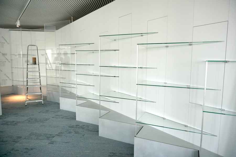 Face de la vitrine en plexi, montage par profils ALU