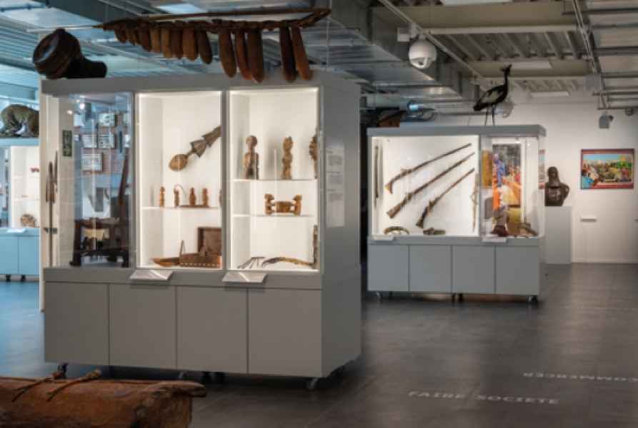 éléments en plexi pour les vitrines