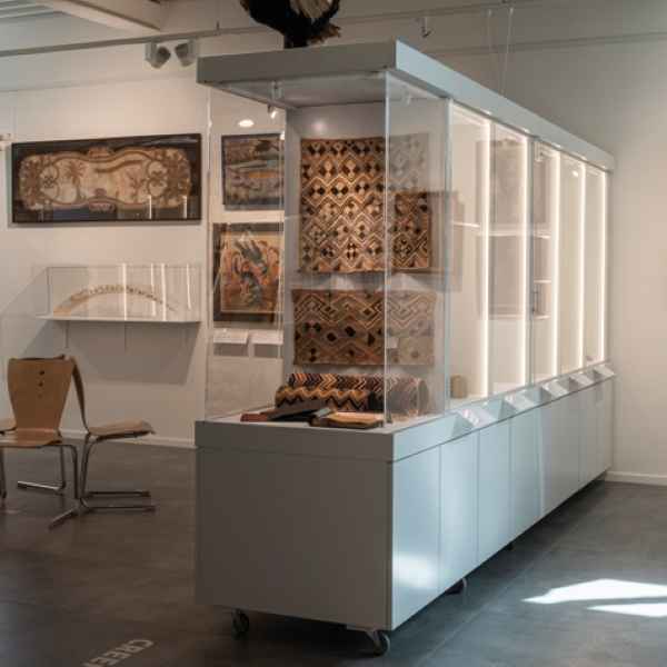 éléments en plexi pour les vitrines