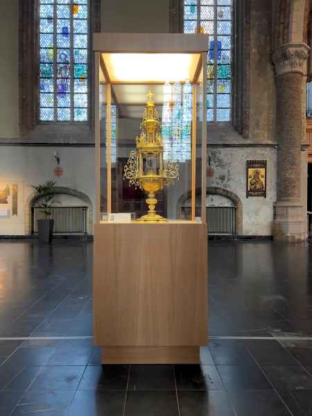 Vitrine sur socle en bois