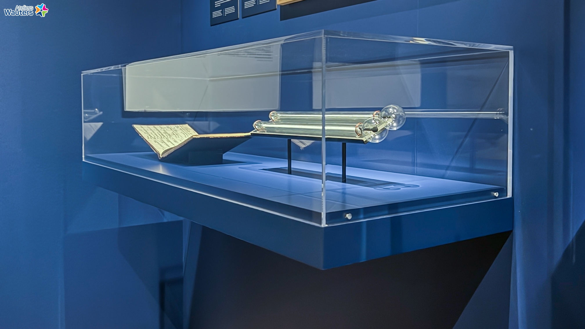 boîte vitrine - coiffe en plexi