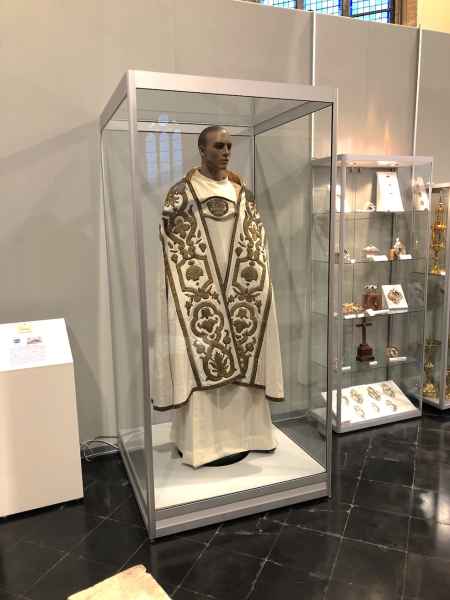 Glazen vitrine, gesloten model op maat, met geïntegreerd licht