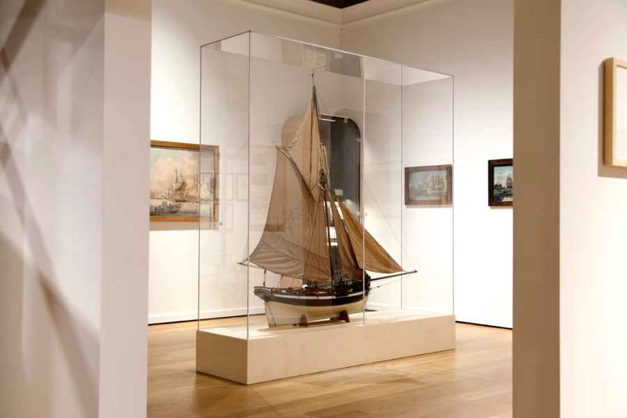 extra grote vitrine in plexi, montage met ALU profielen