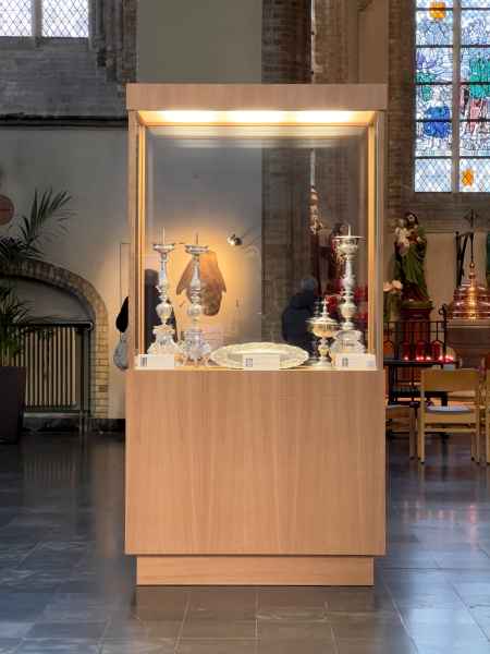  Vitrinekast met houten sokkel