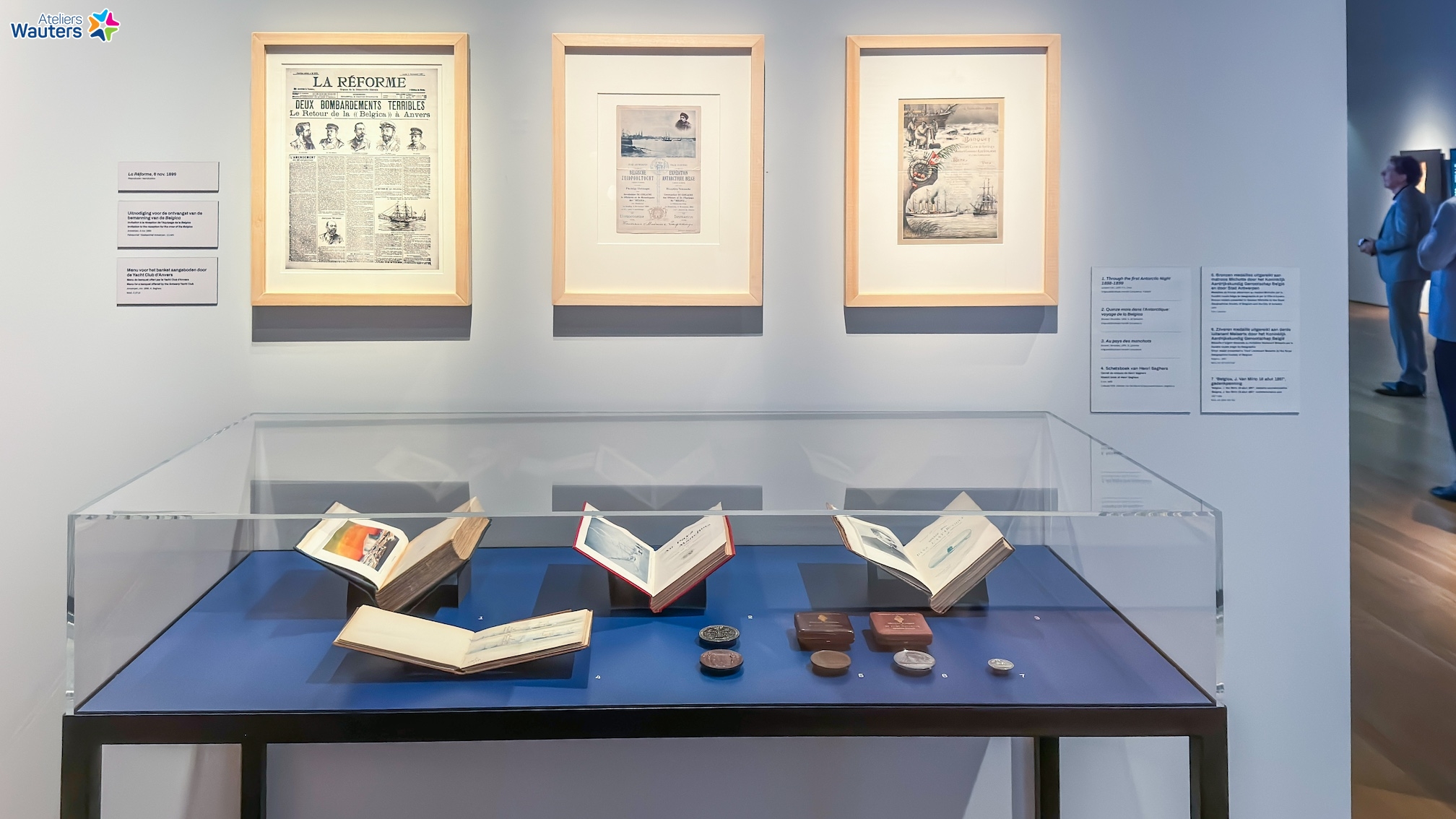 Vitrinedozen - stolpen in plexi