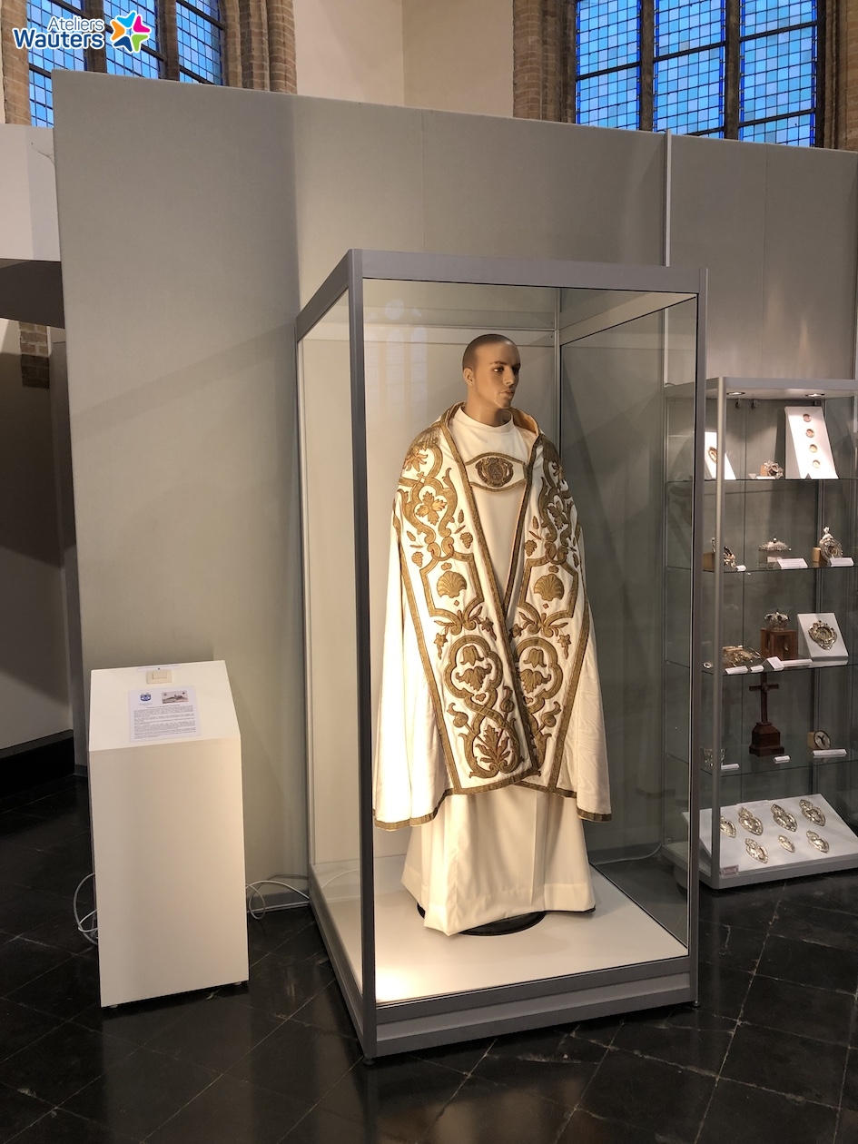 Glazen vitrine, gesloten model op maat, met geïntegreerd licht